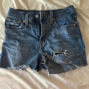 levi jean shorts size 25
